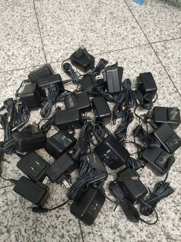 Lot of 23 AC/DC Adaptor INPUT:100-240V 50-60Hz 0.2A OUTPUT:6VDC 1A 5mm plug tip