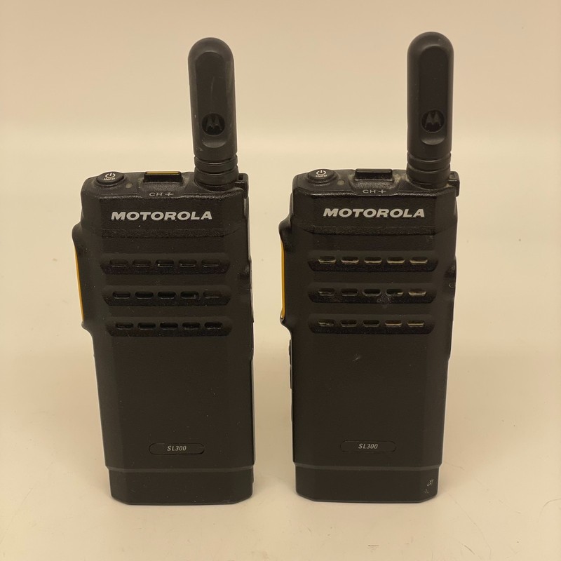 *Lot of 2* Motorola SL300 AAH88QCC9JA2AN Two Way Radios UHF 2 CH
