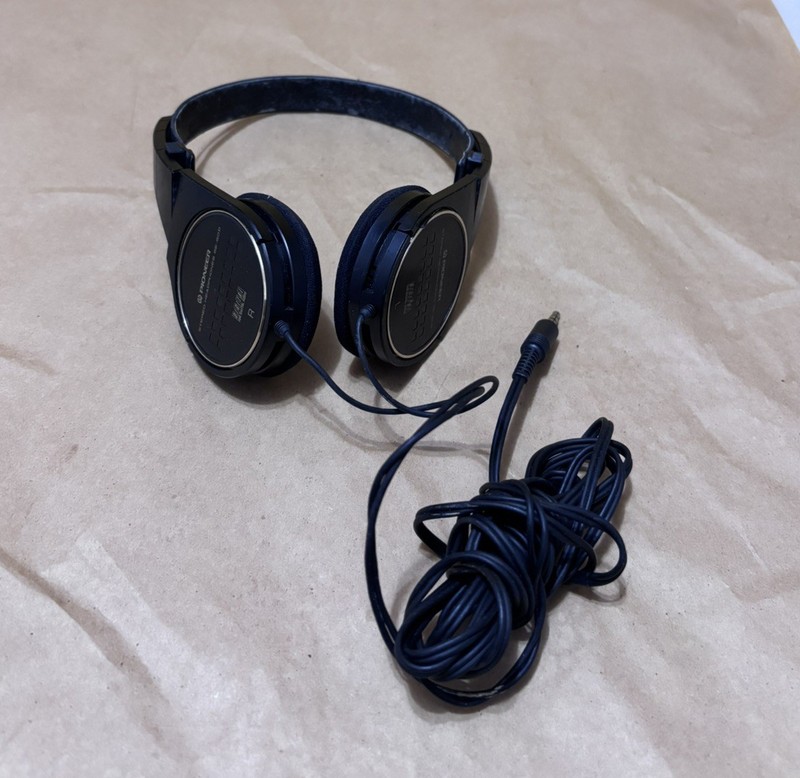 Vintage Pioneer SE-90D Black Portable Two-Way Lightweight Stereo Headphones