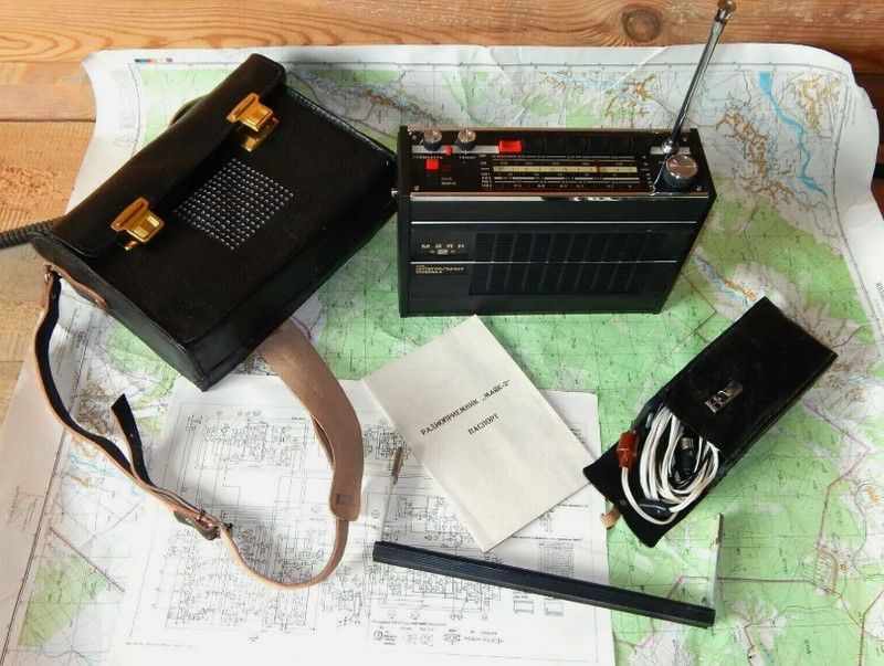 USSR Soviet Russian VINTAGE Military Transistor Radio Receiver Mayak-2 FULL KIT