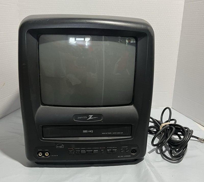 Zenith 9″ Color TV VCR Combo TVSB0902 for Parts or Repair No Remote