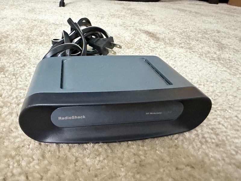 RADIO SHACK RF Modulator Model 15-2526 TV Converter A/V Into Coaxial Cable