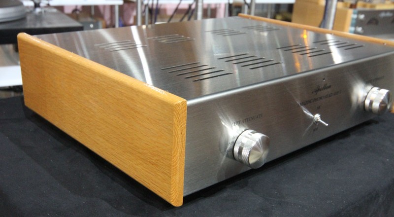 CR-type phono amplifier with a built-in head amplifier.