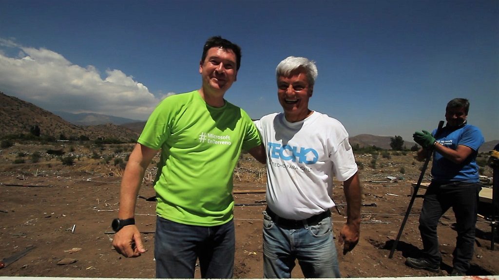 Microsoft Chile firma acuerdo con TECHO