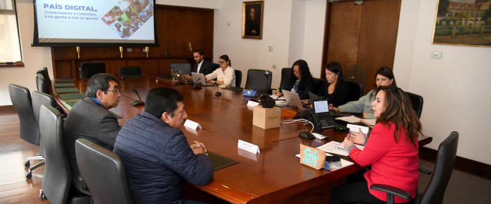 Colombia: ministra TIC traza hoja de ruta para conectar al país junto a los proveedores regionales de Internet