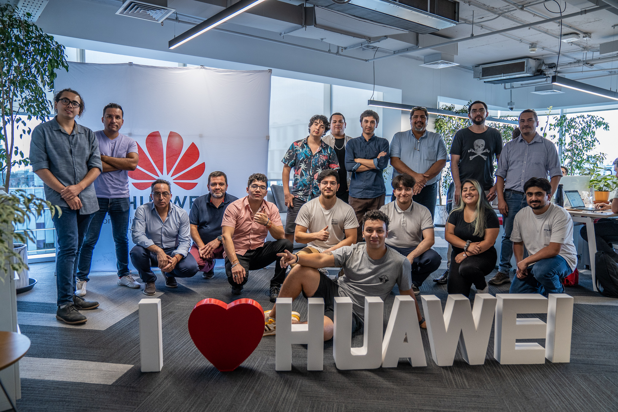 Alumnos chilenos viajan a China a final mundial de competencia TIC de Huawei