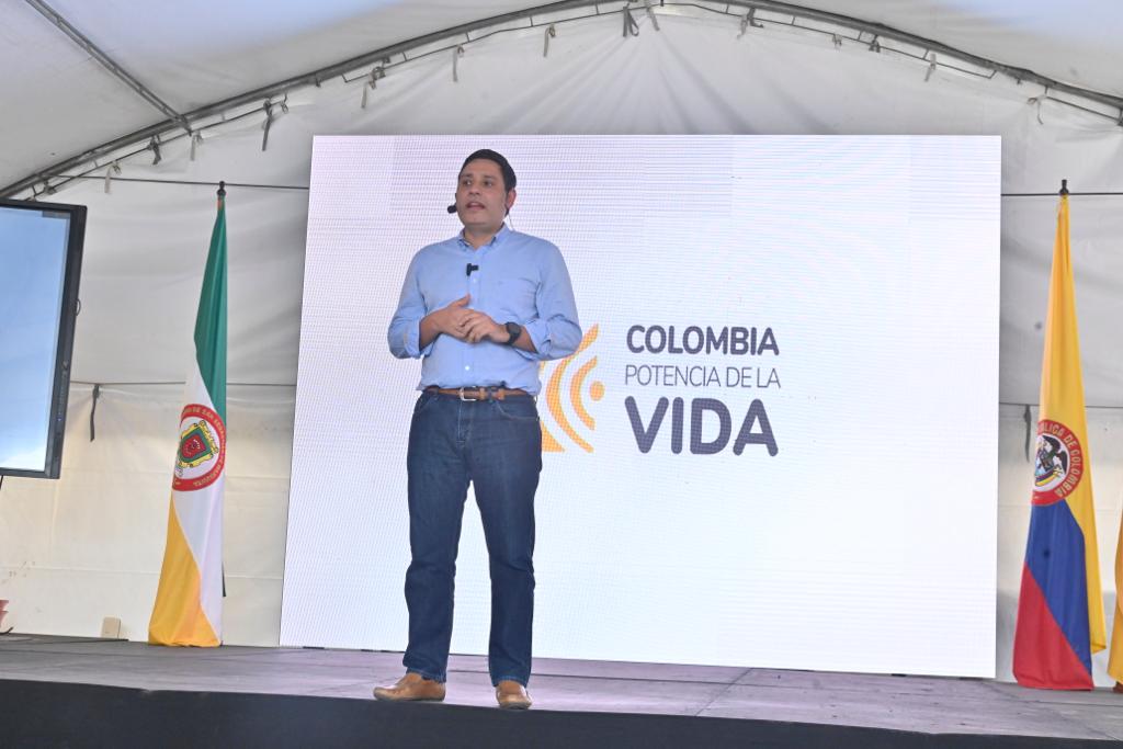 Colombia: ministro TIC anuncia cruzada para verificar funcionamiento de centros digitales