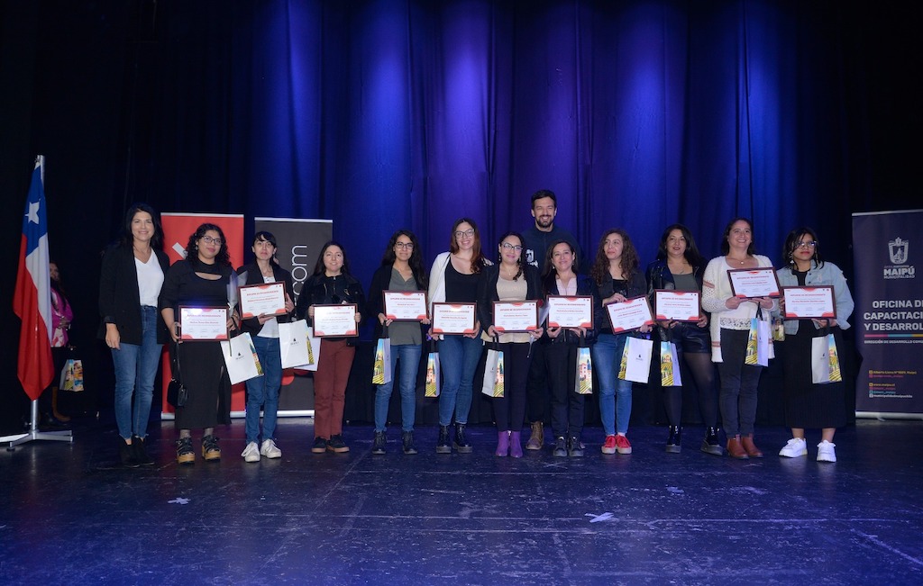 Mediante un curso teórico práctico, mujeres reciben capacitación en fibra óptica, reduciendo así la brecha de género en la industria