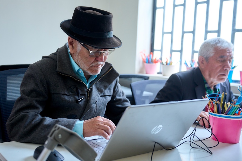 Cerca de un tercio de las personas mayores ha sido víctima de fraude por internet y redes sociales en 2024