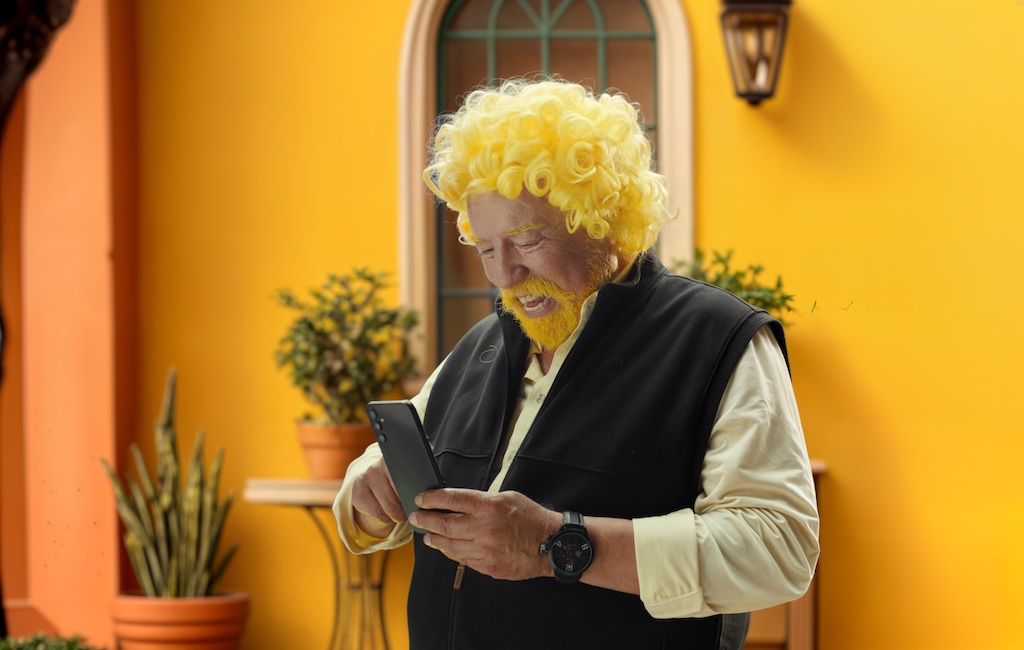 “Profesor Yellow”: Iván Arenas promueve la inclusión financiera con nuevo personaje