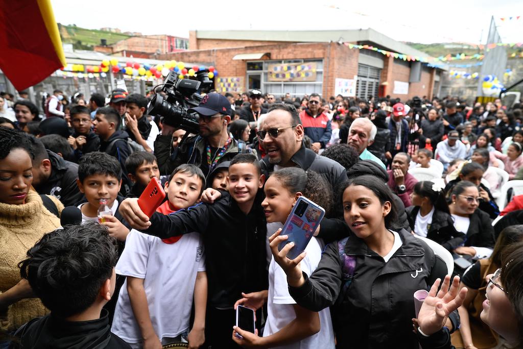 Colombia: En la Bogotá rural, el ministro Julián Molina entrega 200 computadores para 2.161 estudiantes de Ciudad Bolívar