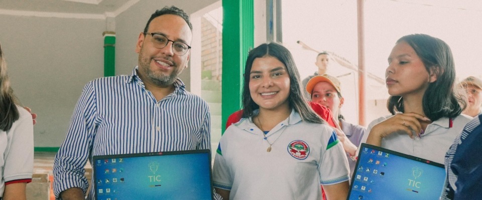 Colombia: Avanza la transformación digital de Norte de Santander, Ministerio TIC entregó 450 computadores para seguir cerrando brechas tecnológicas