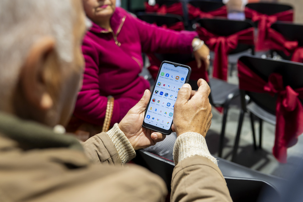 Frente al desafío del envejecimiento en Chile: Entel impulsa habilidades digitales en personas mayores
