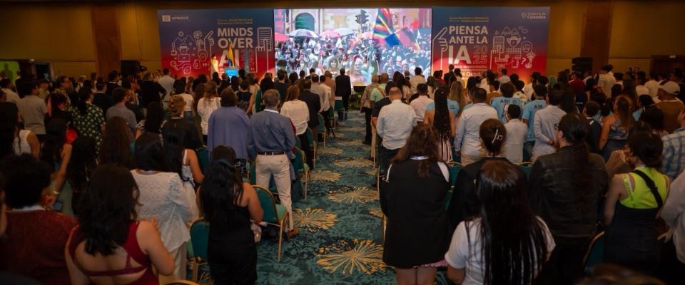Colombia. “Piensa ante la IA”: El llamado global, colombiano y de la UNESCO para enfrentar la era digital