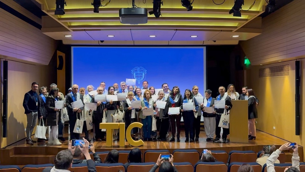 Colombia: Ministerio TIC certificó a 40 adultos mayores en habilidades digitales