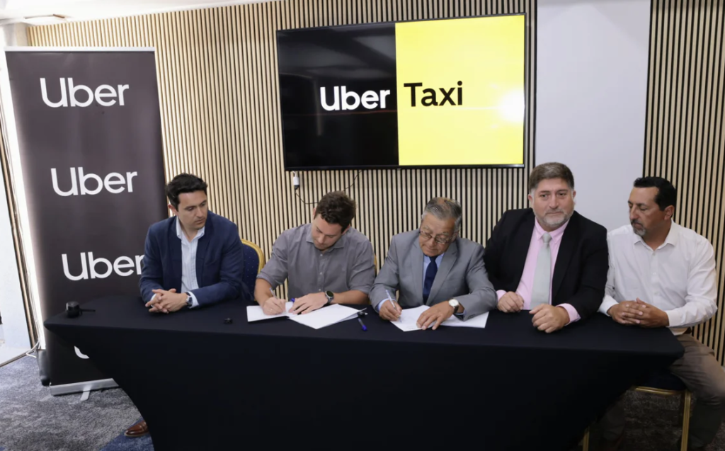 Aplicación de transporte preferida por los chilenos y la Asociación Nacional de Taxis de Chile firman alianza para facilitar la integración de taxistas en la app