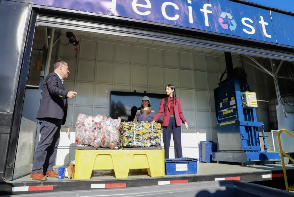 Desde reciclaje de aceite a parrillas a gas: alcalde Desbordes y ministra Toledo dan a conocer el lado sustentable de la fonda del Parque O’Higgins